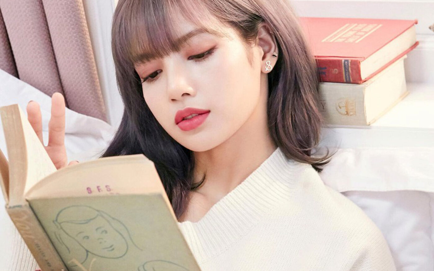 Lisa from BLACKPINK reading