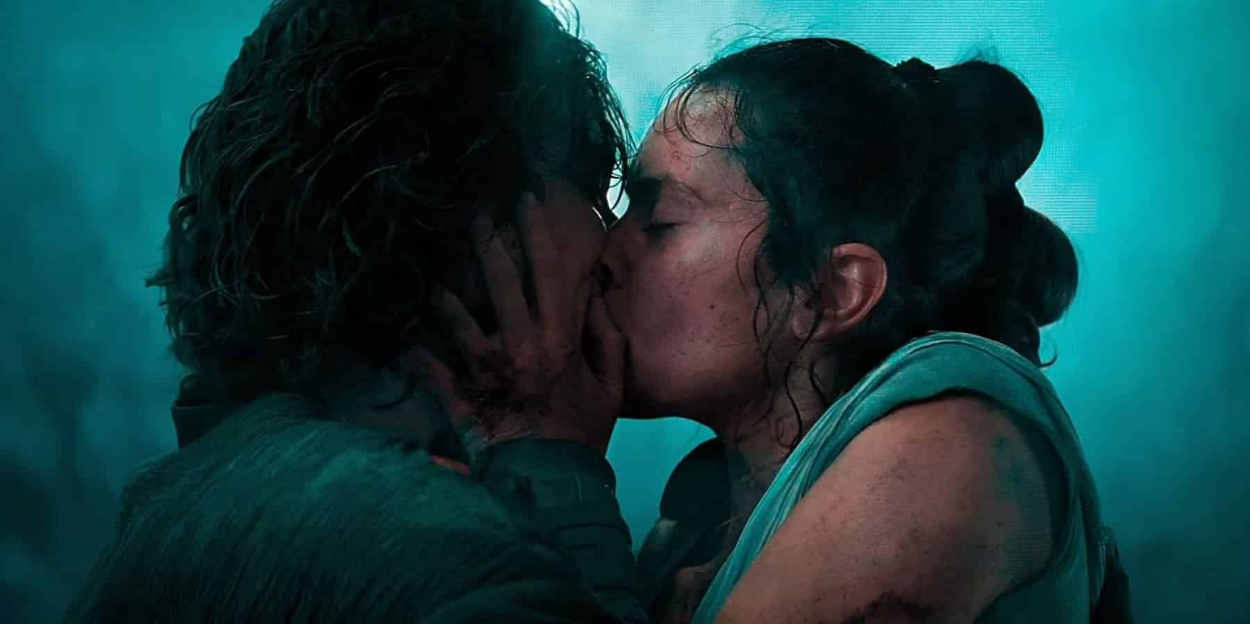 Kylo and Rey kiss